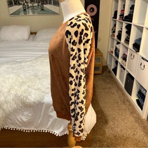 Bailey’s Blossoms | Crewneck Pullover Colorblocked Velour Leopard Animal Print - Picture 2 of 11